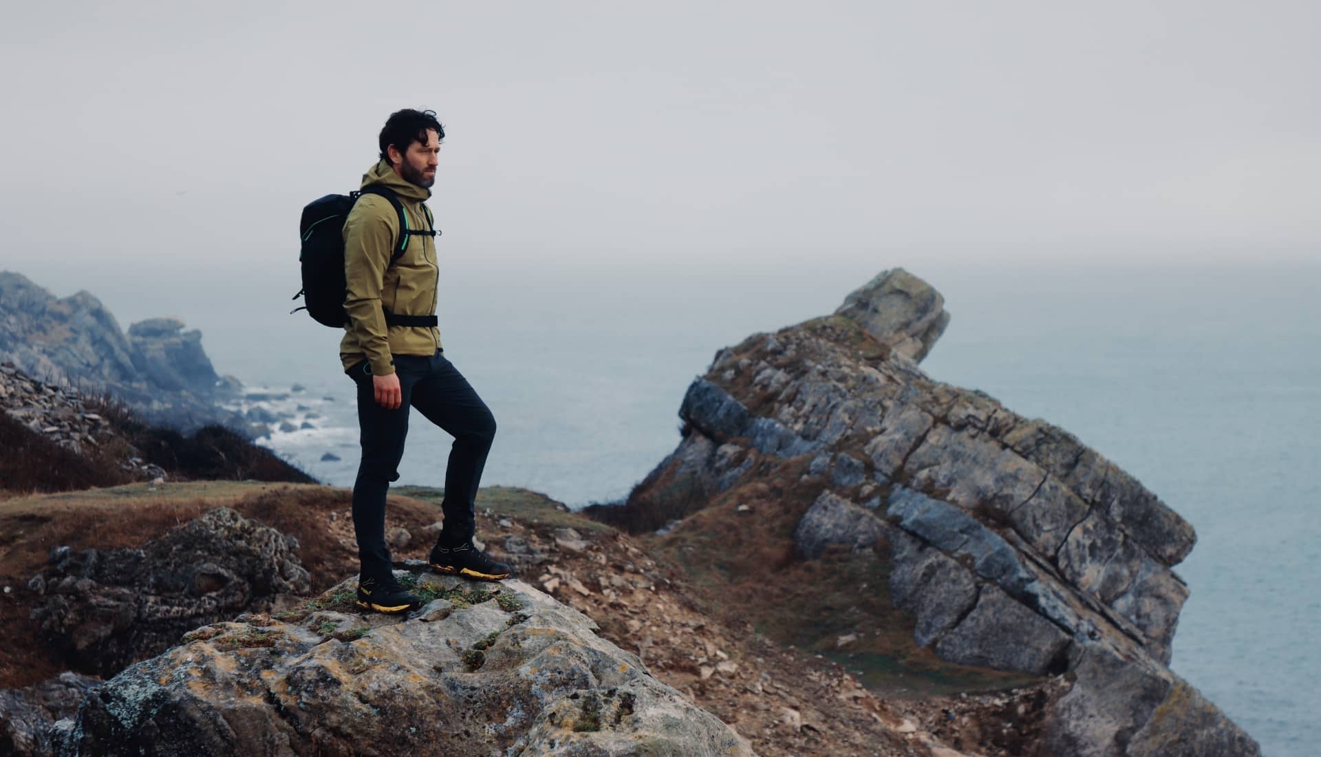 Man hiking while wearing the new ROCLITE PRO G 400 GTX V2 boots